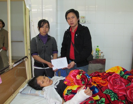 Bạn đọc Dân trí ủng hộ các nạn nhân trong vụ sập Lèn Cờ - 4 Bạn đọc Dân trí ủng hộ các nạn nhân trong vụ sập Lèn Cờ - 4