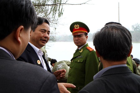 Cụ Rùa đã được an toàn trong bể chữa bệnh - 35