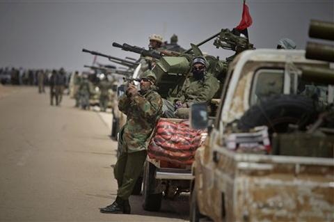 Gadhafi “muốn chấm dứt khủng hoảng”, phái bộ Anh tới Benghazi - 1