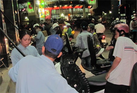 Tin đồn tăng giá, người dân chen lấn mua xăng, dầu - 10