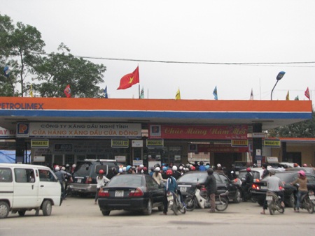 Tin đồn tăng giá, người dân chen lấn mua xăng, dầu - 1