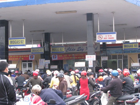 Tin đồn tăng giá, người dân chen lấn mua xăng, dầu - 4