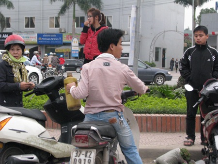 Tin đồn tăng giá, người dân chen lấn mua xăng, dầu - 5