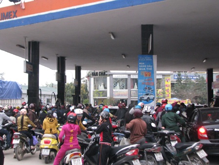 Tin đồn tăng giá, người dân chen lấn mua xăng, dầu - 8