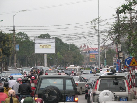 Tin đồn tăng giá, người dân chen lấn mua xăng, dầu - 9