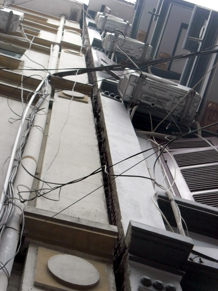 Thêm một ngôi nhà 5 tầng có nguy cơ bị sập - 1