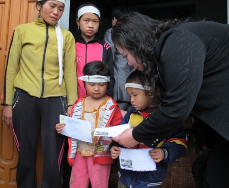 Nạn nhân vụ sập mỏ Lèn Cờ tiếp tục nhận chia sẻ - 1