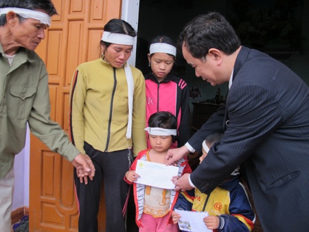 Nạn nhân vụ sập mỏ Lèn Cờ tiếp tục nhận chia sẻ - 2