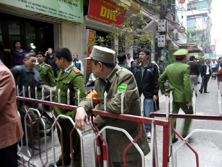 Thêm một ngôi nhà 5 tầng có nguy cơ bị sập - 2