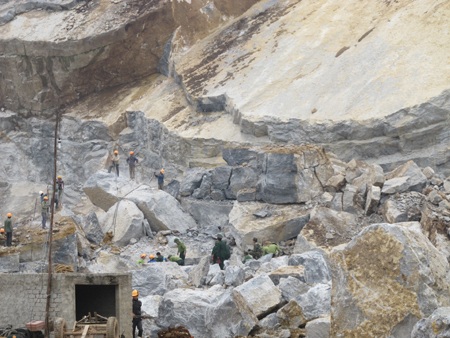 Khởi tố, bắt tạm giam chủ khai thác mỏ đá Lèn Cờ - 1