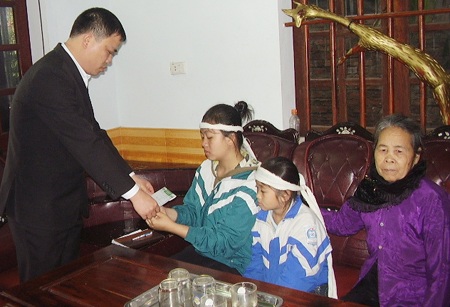 Quà bạn đọc đến với 3 chị em mồ côi cả cha lẫn mẹ - 1