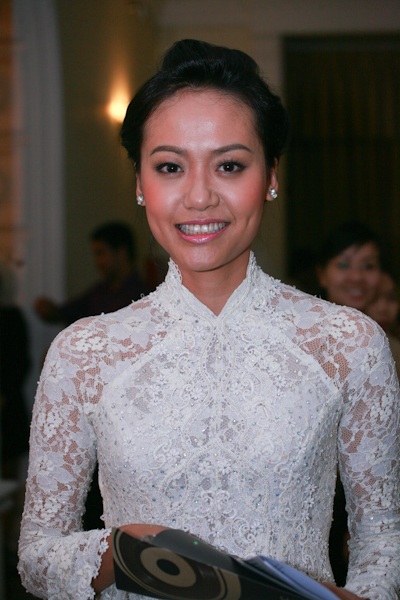 Ngô Thanh Vân đầm dài thướt tha trong lễ trao giải Cống hiến 2010 - 14 Ngô Thanh Vân đầm dài thướt tha trong lễ trao giải Cống hiến 2010 - 14