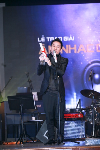 Tùng Dương đoạt "cú đúp" giải Cống hiến - 2 Tùng Dương đoạt "cú đúp" giải Cống hiến - 2