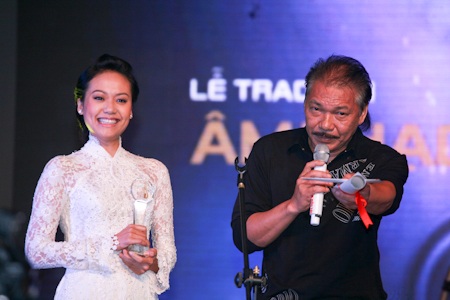 Tùng Dương đoạt "cú đúp" giải Cống hiến - 11 Tùng Dương đoạt "cú đúp" giải Cống hiến - 11