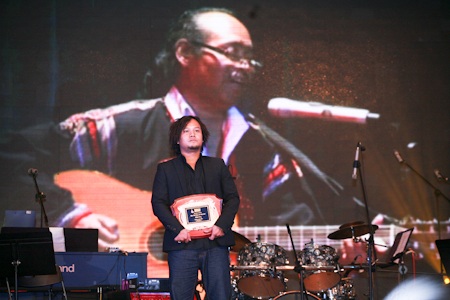 Tùng Dương đoạt "cú đúp" giải Cống hiến - 10 Tùng Dương đoạt "cú đúp" giải Cống hiến - 10