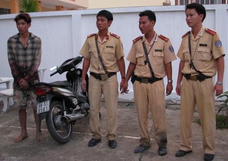 CSGT bắt đối tượng trộm xe máy… như phim - 1 CSGT bắt đối tượng trộm xe máy… như phim - 1