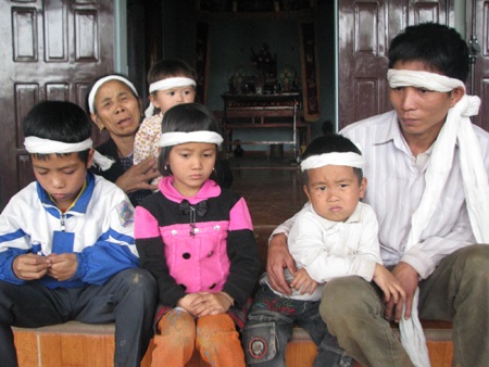 Một vụ sập mỏ đá, 40 đứa trẻ thành mồ côi - 1 Một vụ sập mỏ đá, 40 đứa trẻ thành mồ côi - 1