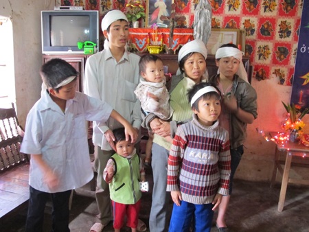 Một vụ sập mỏ đá, 40 đứa trẻ thành mồ côi - 4 Một vụ sập mỏ đá, 40 đứa trẻ thành mồ côi - 4
