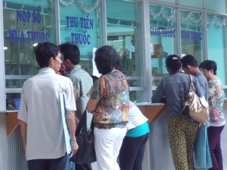 Bệnh nhân, bệnh viện lo “ngay ngáy”... giá thuốc - 1