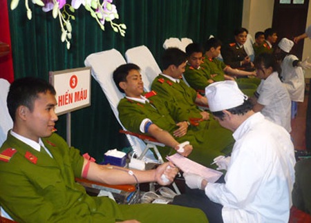 400 công an Nghệ An tham gia hiến máu nhân đạo - 1