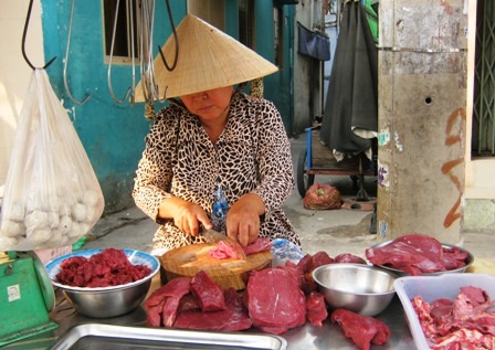 Dân giảm chi tiêu, hàng quán kinh doanh “nhỏ giọt” - 1