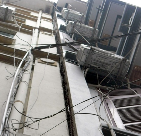 Di dời khẩn cấp các hộ liền kề ngôi nhà 5 tầng bị lún - 1