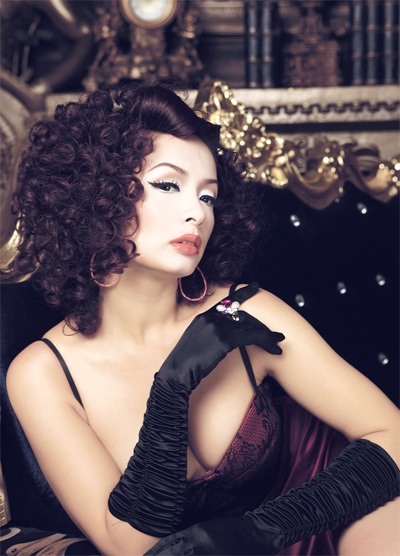 Thuý Hằng lạ lẫm với tóc xoăn - 3