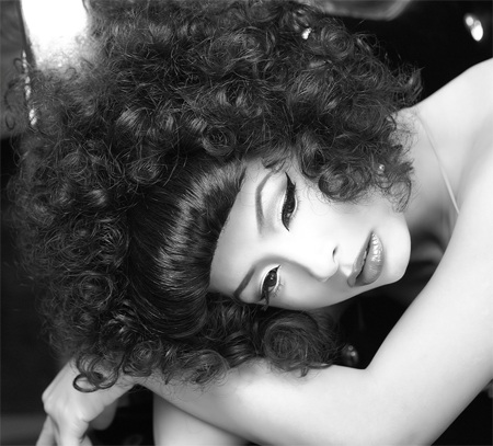 Thuý Hằng lạ lẫm với tóc xoăn - 2