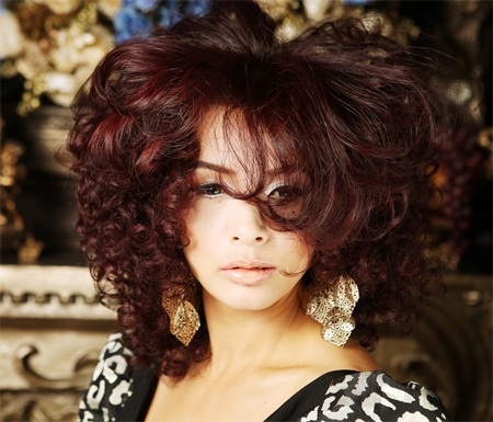 Thuý Hằng lạ lẫm với tóc xoăn - 9