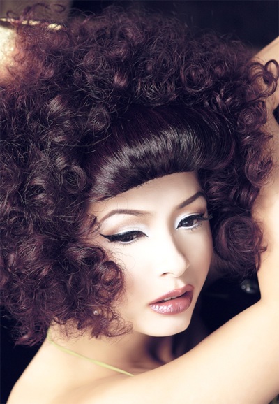 Thuý Hằng lạ lẫm với tóc xoăn - 6