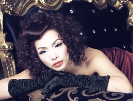 Thuý Hằng lạ lẫm với tóc xoăn - 5