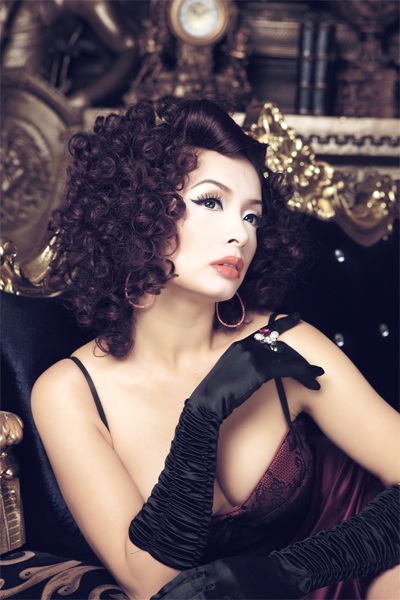 Thuý Hằng lạ lẫm với tóc xoăn - 4