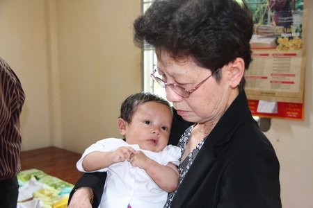 Quỹ Bé Nhân ái đến với 3 cháu bé bị bỏ rơi ở chùa Long An - 10 Quỹ Bé Nhân ái đến với 3 cháu bé bị bỏ rơi ở chùa Long An - 10