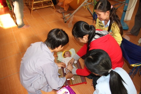 Quỹ Bé Nhân ái đến với 3 cháu bé bị bỏ rơi ở chùa Long An - 14 Quỹ Bé Nhân ái đến với 3 cháu bé bị bỏ rơi ở chùa Long An - 14