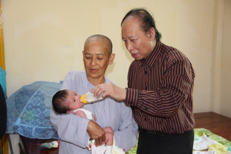 Quỹ Bé Nhân ái đến với 3 cháu bé bị bỏ rơi ở chùa Long An - 12 Quỹ Bé Nhân ái đến với 3 cháu bé bị bỏ rơi ở chùa Long An - 12