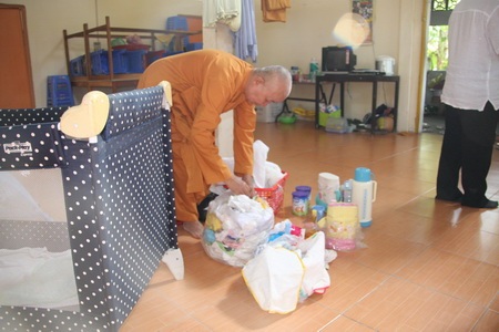 Quỹ Bé Nhân ái đến với 3 cháu bé bị bỏ rơi ở chùa Long An - 15 Quỹ Bé Nhân ái đến với 3 cháu bé bị bỏ rơi ở chùa Long An - 15