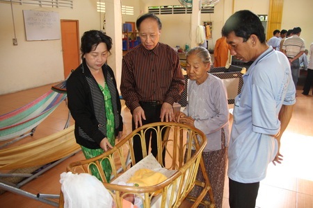 Quỹ Bé Nhân ái đến với 3 cháu bé bị bỏ rơi ở chùa Long An - 8 Quỹ Bé Nhân ái đến với 3 cháu bé bị bỏ rơi ở chùa Long An - 8