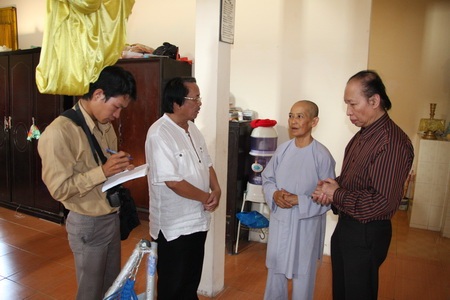 Quỹ Bé Nhân ái đến với 3 cháu bé bị bỏ rơi ở chùa Long An - 5 Quỹ Bé Nhân ái đến với 3 cháu bé bị bỏ rơi ở chùa Long An - 5