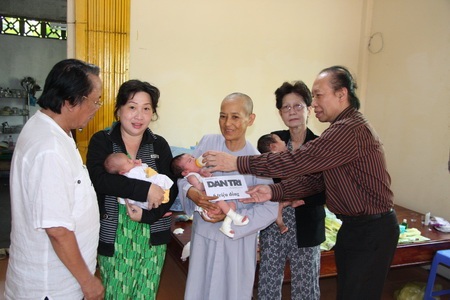 Quỹ Bé Nhân ái đến với 3 cháu bé bị bỏ rơi ở chùa Long An - 1 Quỹ Bé Nhân ái đến với 3 cháu bé bị bỏ rơi ở chùa Long An - 1