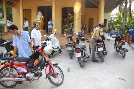 Quỹ Bé Nhân ái đến với 3 cháu bé bị bỏ rơi ở chùa Long An - 18 Quỹ Bé Nhân ái đến với 3 cháu bé bị bỏ rơi ở chùa Long An - 18