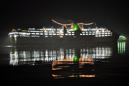 Tàu đưa hơn 1.000 lao động về nước được thuê với giá 2 triệu Euro - 1