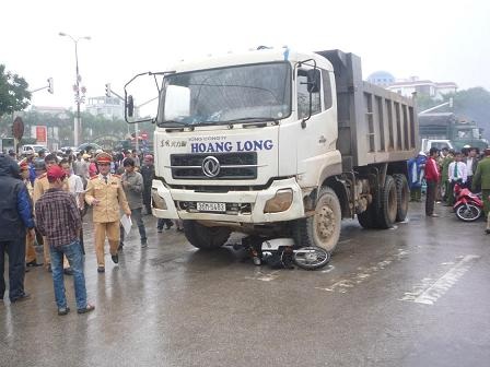 Vào bệnh viện thăm người nhà, 2 thanh niên tử nạn - 1