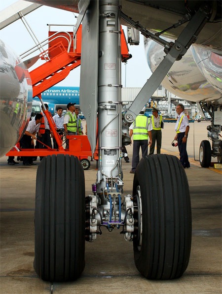 Kiểm tra khẩn cấp vỏ máy bay Boeing 737 tại Việt Nam - 1