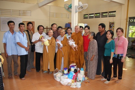 Quỹ Bé Nhân ái đến với 3 cháu bé bị bỏ rơi ở chùa Long An - 19 Quỹ Bé Nhân ái đến với 3 cháu bé bị bỏ rơi ở chùa Long An - 19