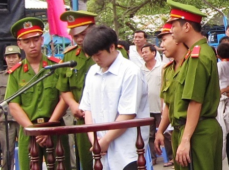 Va chạm giao thông, dùng dao giết người - 1