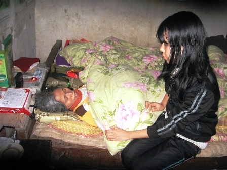 Cô sinh viên ung thư máu chăm mẹ ung thư - 2