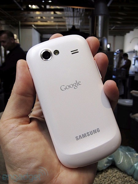 Đập hộp điện thoại Google Nexus S màu trắng  - 16