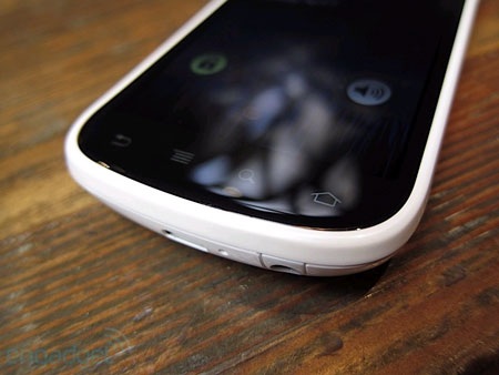 Đập hộp điện thoại Google Nexus S màu trắng  - 9