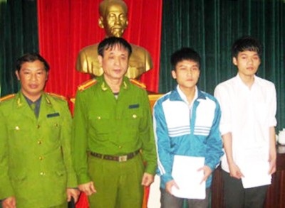 Khen thưởng học sinh bắt trộm, từ chối nhận hối lộ - 1 Khen thưởng học sinh bắt trộm, từ chối nhận hối lộ - 1