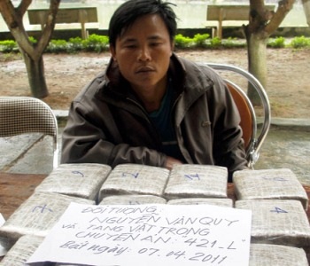 Bắt gọn đối tượng vận chuyển 12 bánh cần sa - 1